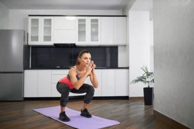 Evde direniş bandı kullanarak genç kadın eğitimi al..