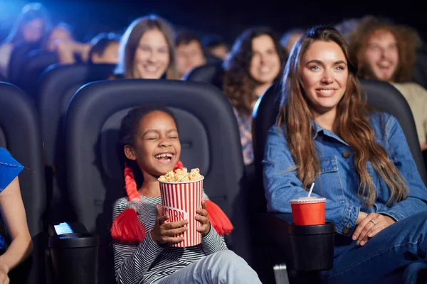 Niña africana riéndose en el cine. — Foto de Stock