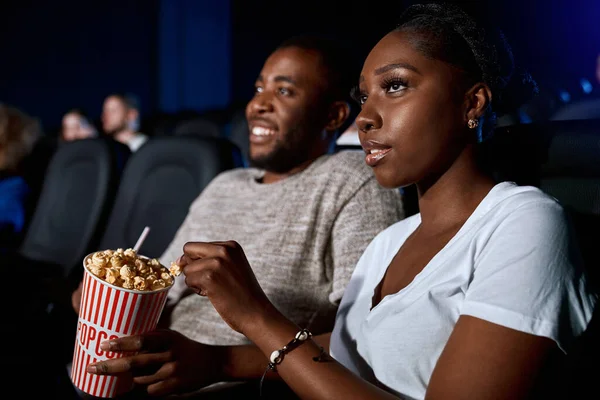 Африканська пара їсть попкорн у кіно.. — стокове фото