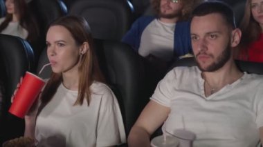 Gülen arkadaşlar sinemada eğleniyorlar..