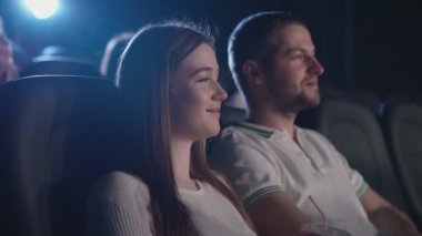 Komedi izleyen, sinemada patlamış mısır yiyen çiftler..