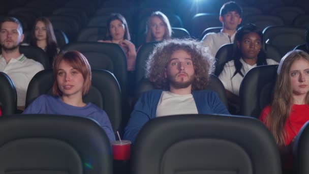 Público chocado assistindo filme de terror no cinema. — Vídeo de Stock