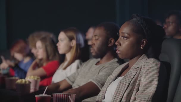 Pareja africana disfrutando de una cita en el cine. — Vídeos de Stock