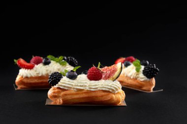 Kremalı ve dutlu ev yapımı ekekler..