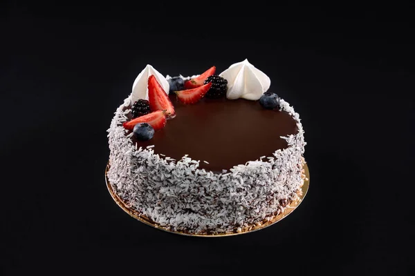 Magnifique gâteau au chocolat décoré de baies fraîches. — Photo