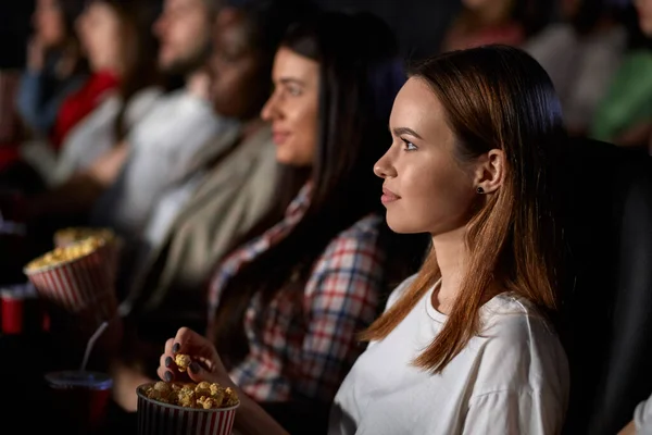 Meninas jovens desfrutando de tempo livre no cinema. — Fotografia de Stock