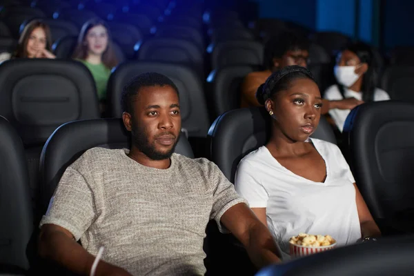 Африканська пара проводить час у кіно.. — стокове фото