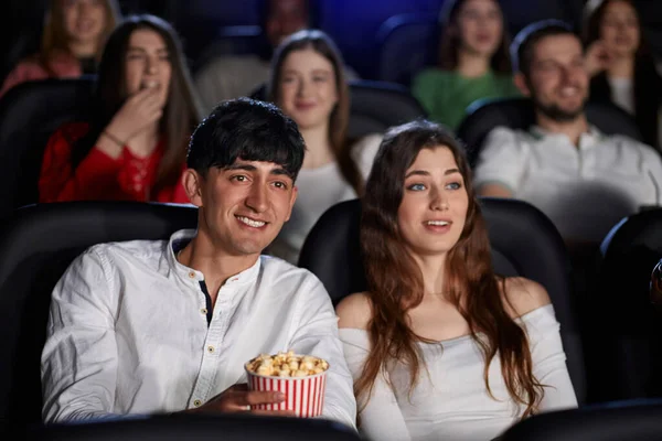 Кавказька пара сміється в кінотеатрі.. — стокове фото