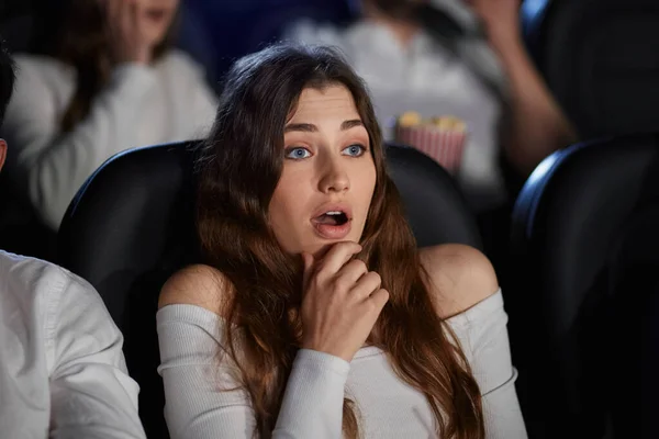 Caucásico chica viendo horror película en cine. — Foto de Stock