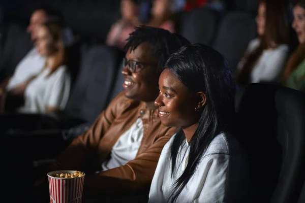 Африканська пара посміхається в кіно.. — стокове фото