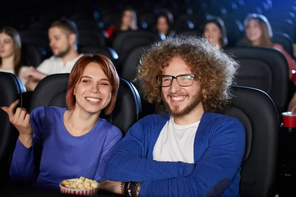 Пара насолоджується побаченням у кінотеатрі . — стокове фото