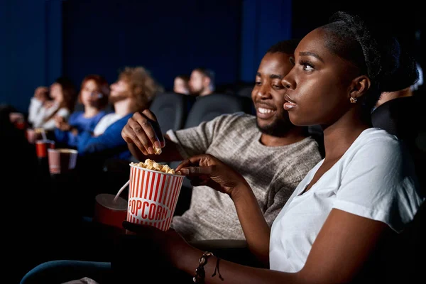 Африканська пара проводить час у кіно.. — стокове фото