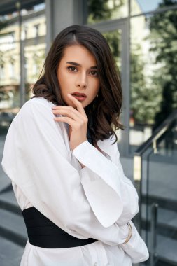 Çekici genç model binanın yanında poz veriyor..