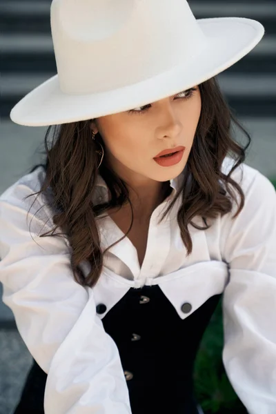 Wunderschönes Model mit Hut posiert im Freien. — Stockfoto