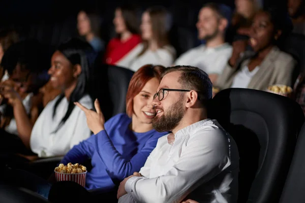 Пара обговорює фільм у кінотеатрі . — стокове фото