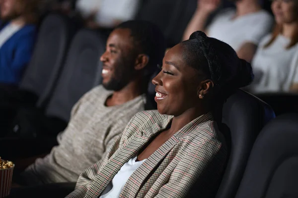 영화에서 웃고 있는 아프리카 커플. — 스톡 사진