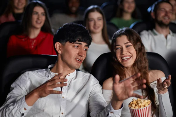 Кавказька пара обговорює кінофільми у кінотеатрі.. — стокове фото