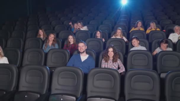 Público multirracial assistindo comédia no cinema. — Vídeo de Stock