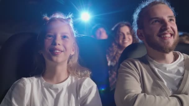 Mladý muž s mladší sestrou v kině. — Stock video