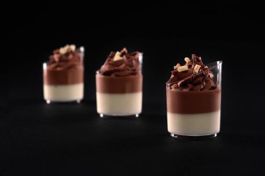 Panna cotta ve krem şantili gözlük..