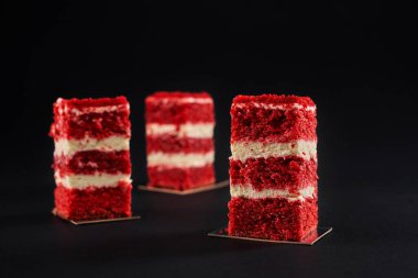 Kremalı kırmızı biber keki, siyah üzerine izole edilmiş..