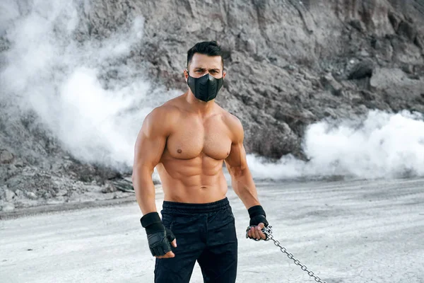 Hombre de fitness con máscara negra haciendo actividad deportiva al aire libre — Foto de Stock