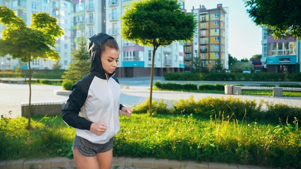 Kobieta ćwiczy jogging w porannym mieście. — Zdjęcie stockowe