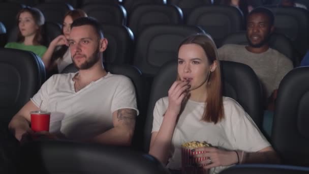 Casal assistindo comédia, comendo pipocas no cinema. — Vídeo de Stock