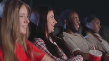 Duygusal kız sinemada komedi izliyor..