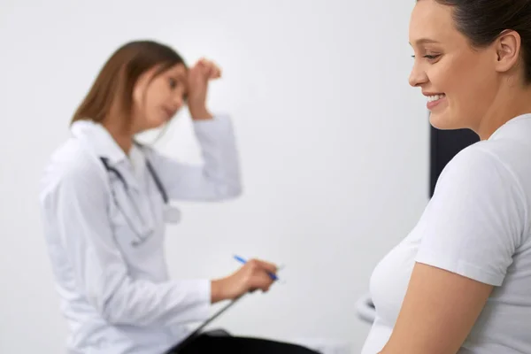 Ginecologo che fornisce diagnostica medica per la donna incinta — Foto Stock
