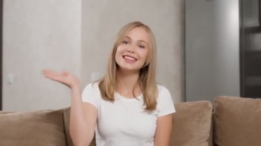 Kanepede dinlenirken gülümseyen sarışın.