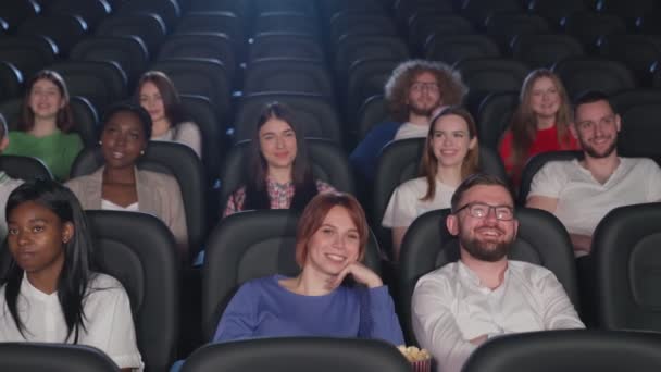 Público multirracial assistindo comédia no cinema. — Vídeo de Stock