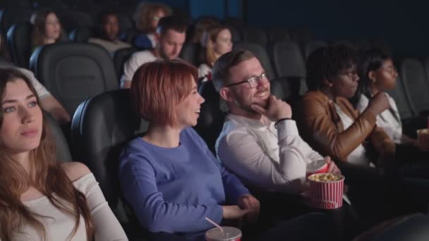 Jovens casais assistindo comédia no cinema. — Vídeo de Stock
