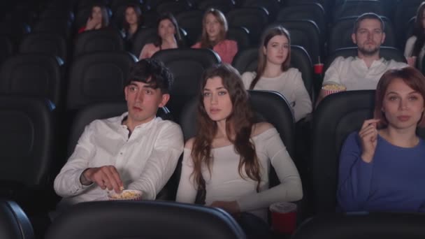 Público tenso assistindo filme de terror no cinema. — Vídeo de Stock
