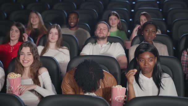 Audiencia multirracial viendo comedia en el cine. — Vídeos de Stock