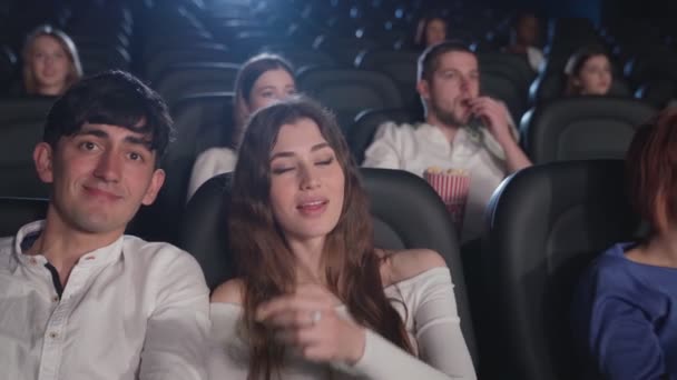 Público emocional rindo, assistindo comédia no cinema. — Vídeo de Stock