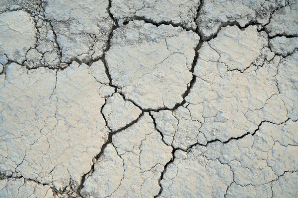 Trockene rissige Erde in der Wüste. — Stockfoto