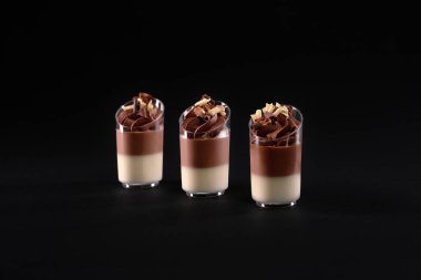 Siyah gözlüklerle kaplı kremalı panna cotta..