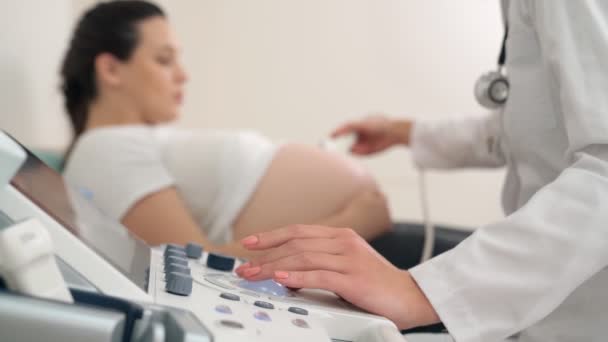 Gynecologist using ultrasound for examining pregnant woman — Stock Video