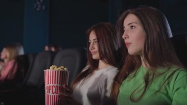 Duygusal kız sinemada komedi izliyor..