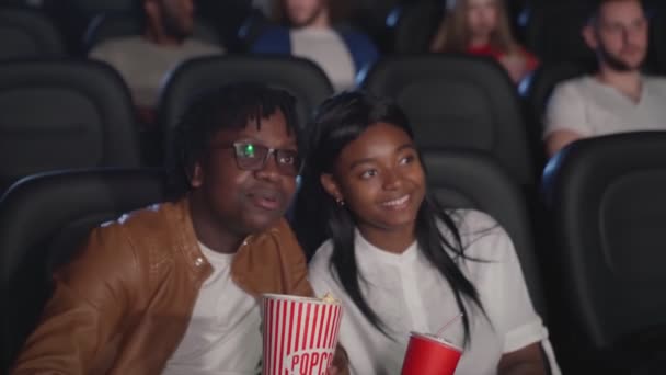 African couple actively discussing comedy in cinema. — Stock Video