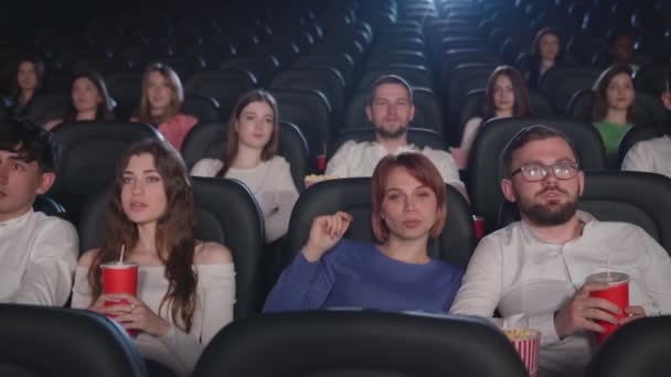 Глядачі дивляться фільм жахів у кіно . — стокове відео