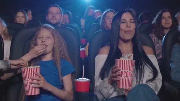 Femme brune avec sœur cadette au cinéma. — Video