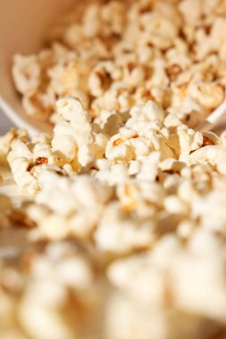 Taze tereyağlı patlamış mısır.