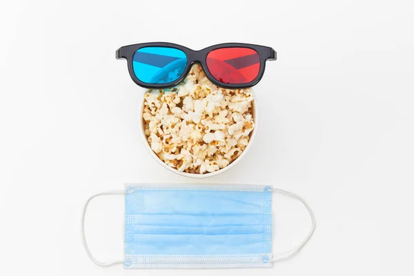 Smaklig popcorn, 3D-glasögon och skyddsmask på vit bakgrund. — Stockfoto