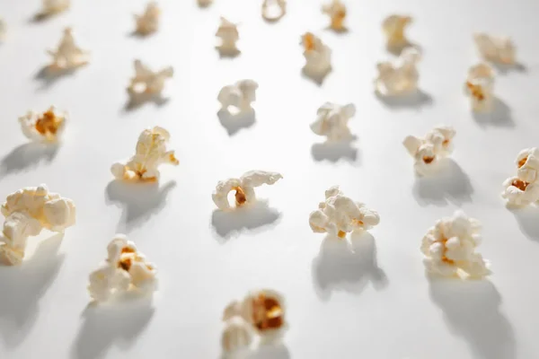 Süße oder salzige Popcornstücke ordentlich auf grauem Hintergrund angeordnet. — Stockfoto