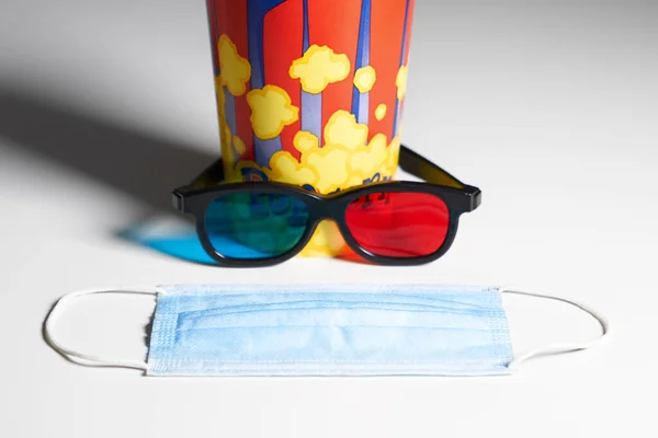 爆米花护目镜和纸盒杯及白色背景3D杯. — 图库照片