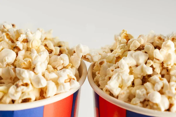 Palomitas frescas y sabrosas en dos tazas de cartón. — Foto de Stock