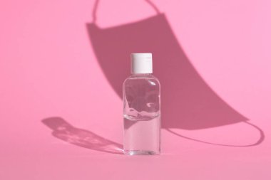 Antiseptik ve koruyucu maskenin gölgesi..