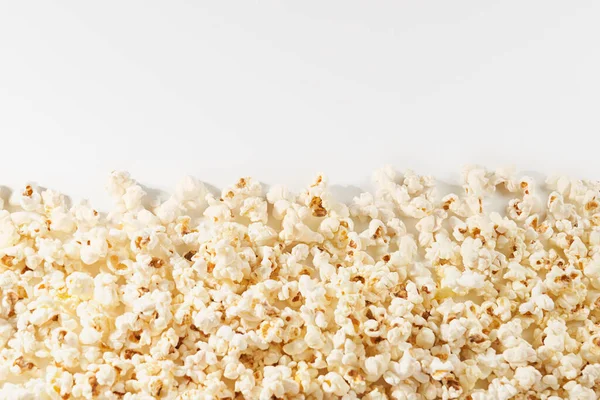 Leckeres Popcorn auf weißem Hintergrund. — Stockfoto